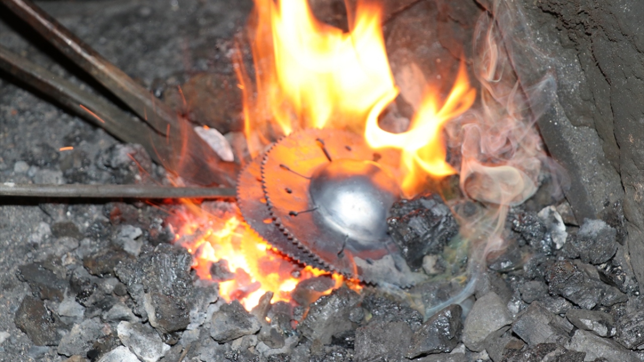 Tekli ve çift olmak üzere iki tip kapıların tek sürgülü kilitlerinin sadece bir anahtarı bulunuyor.