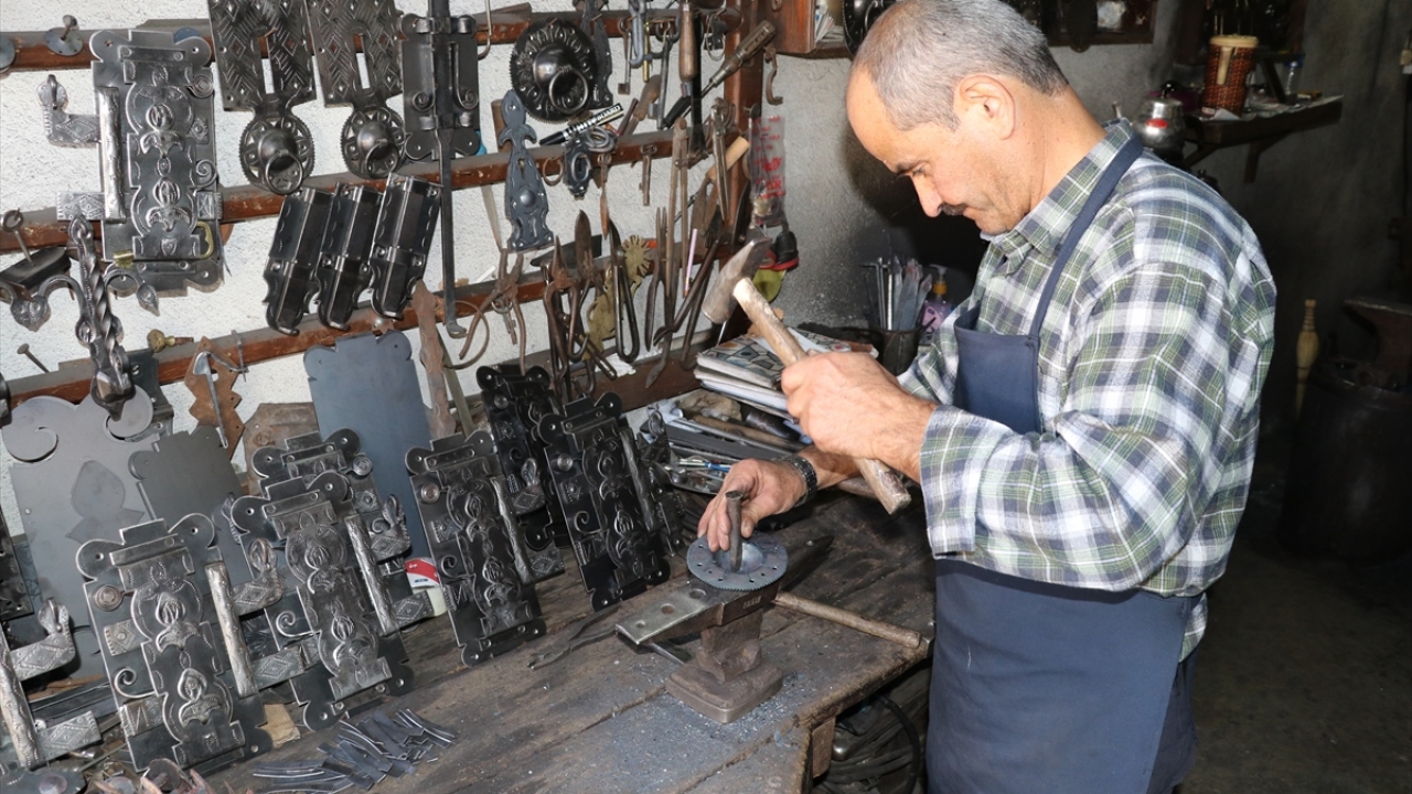 Safranbolu`nun tarihi kapılarının çilingir ustası Hüseyin Şahin Özdemir, yaptığı açıklamada, çalıştığı çilingir dükkanının 1796`da kurulan Demirciler Arastası`nda olduğunu söyledi.