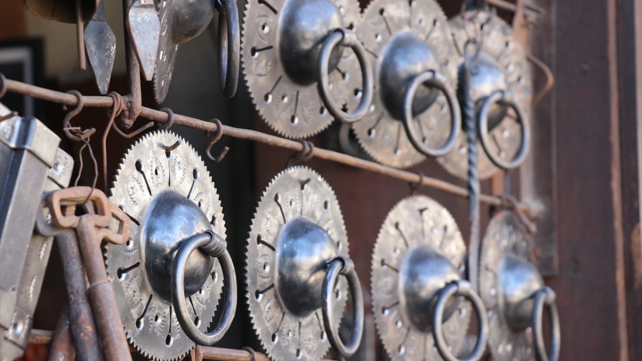 "Dış kapının dış mandalı." deyimine de değinen Özdemir, o dönemlerde kişilerin maddi durumlarının kapı mandalı ile belli olduğunu anlattı.