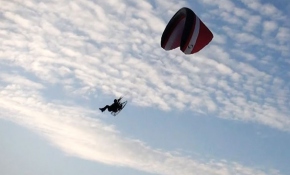 Paramotoruyla memleketinin semalarında havalanıyor