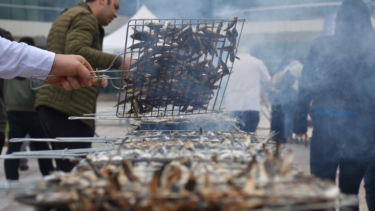 Kemençe eşliğinde horon oynayan öğrencilere, ODÜ Rektörü Prof. Dr. Ali Akdoğan da eşlik etti.