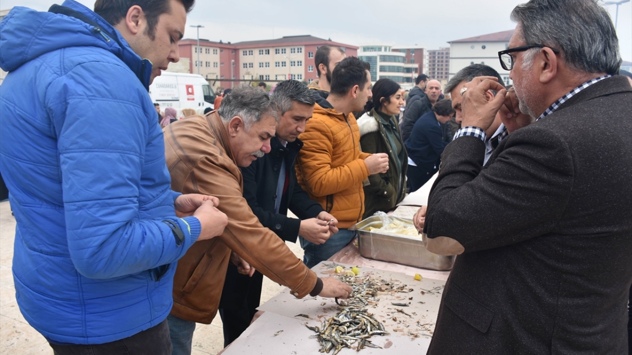 Akdoğan, gazetecilere yaptığı açıklamada, öğrencilerle coşkulu bir şenlikte bir araya geldikleri için mutlu olduklarını söyledi.