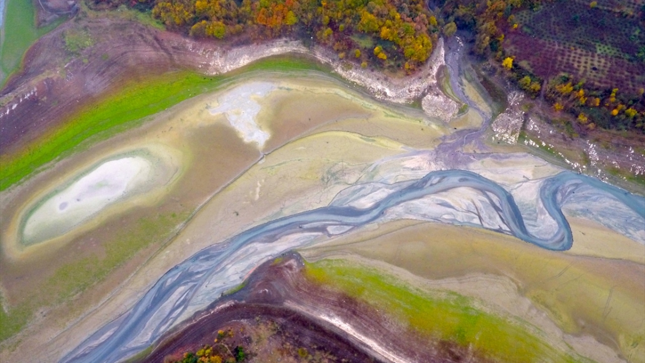 Düzce`nin Yığılca ilçesinde bulunan ve Ömerli Barajı`na pompalanarak İstanbul`a içme suyu temini sağlayan Hasanlar Barajı`nda doluluk oranı bölgenin az yağış almasından dolayı etkilendi.