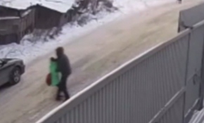 Rusya’da 9 yaşındaki bir kız çocuğunun kaçırılma anı kameralara yansıdı