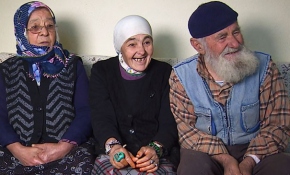 Fedakar aile yaşamını kızlarına adadı