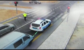 Polis, yolda kalan aracı çekerek sanayiye getirdi