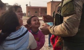 Mehmetçik harekat bölgesinde sevgi aşılamaya devam ediyor