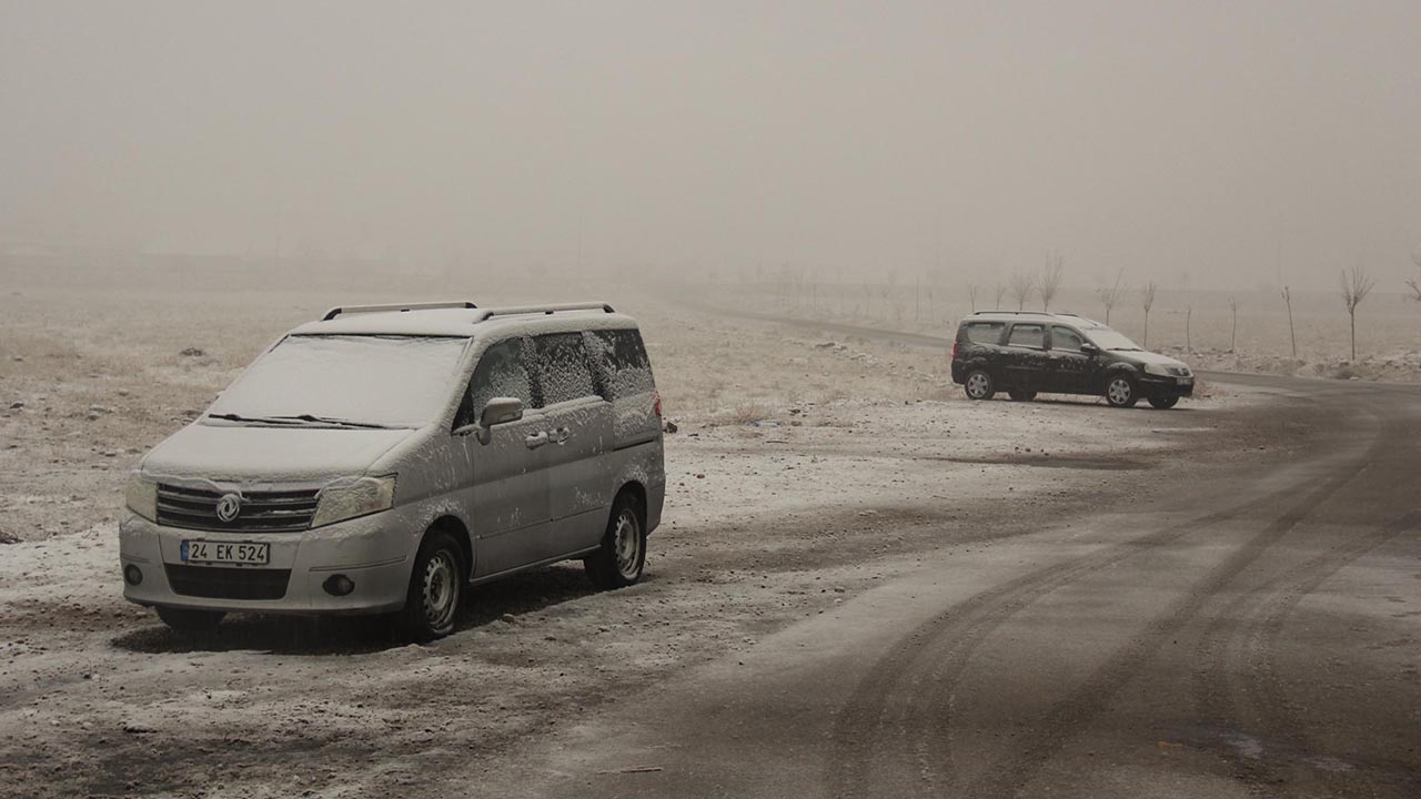 İlçede gece saatlerinde etkili olan sağanak ve soğuk hava, sabah saatlerinde yerini kar yağışına bıraktı.