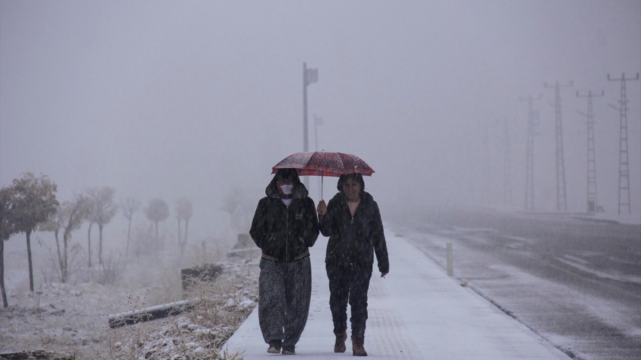 Güne karla uyanan vatandaşlar, araçlarının üzerinde biriken karları temizledi.