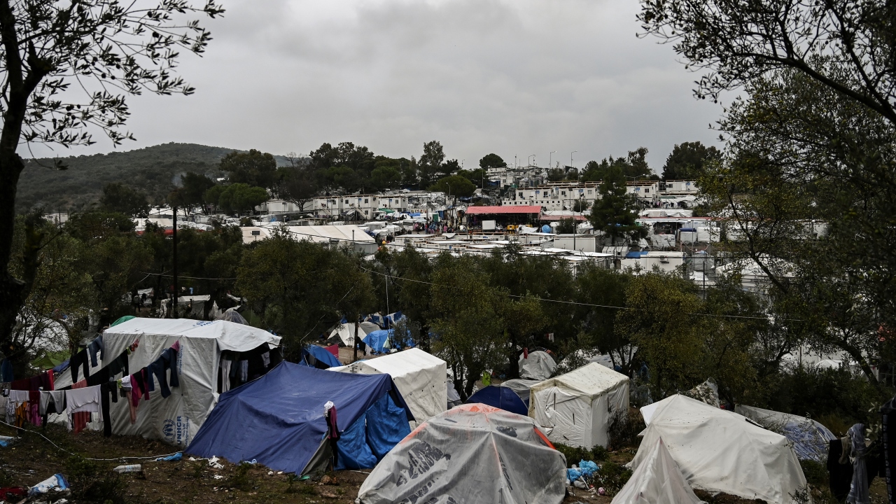 Kapasitesinin çok üzerinde kişinin bulunduğu kampta düzensiz göçmenler çeşitli hastalıklardan intihar vakalarına her gün pek çok sorunla mücadele ediyor.