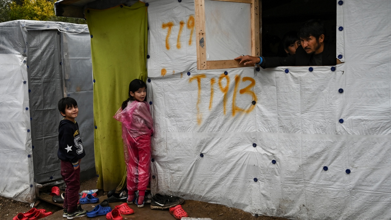 Yetersiz barınma kapasitesi, içme suyunun olmaması, atık su birikintileri ve çöp yığınları, kendini hissettirmeye başlayan kış aylarında endişe verici boyutlara ulaştı.