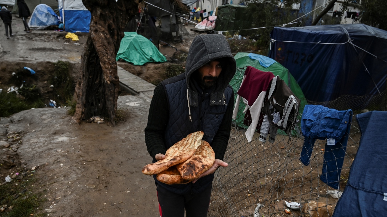 Bazıları ise geride bıraktıkları ailelerine para gönderebilmek için tandırda pişirdikleri ekmekleri satıyor.