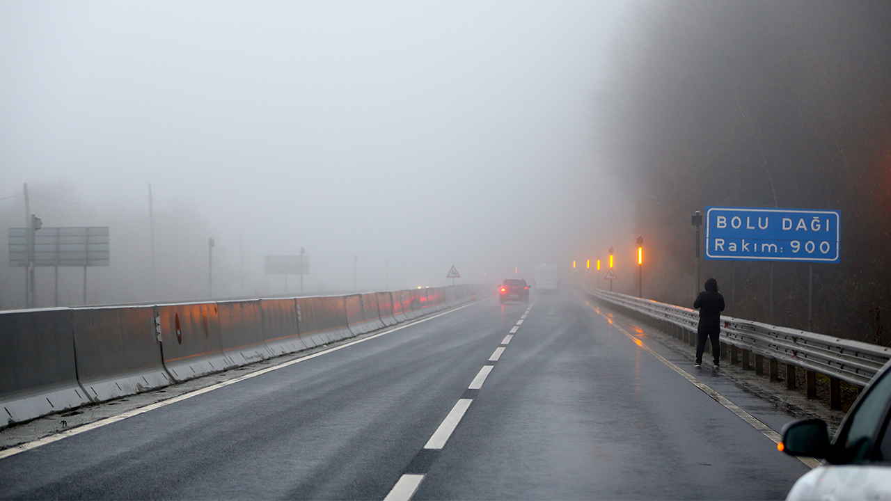 Kara yolunun Düzce kesiminde Bıçkıyanı, Karanlıkdere, Bakacak, Sarıçökek, Darıyeri, Hasanbey ve Taşaltı mevkisinde sis nedeniyle görüş mesafesi yer yer 20 metreye kadar düştü.