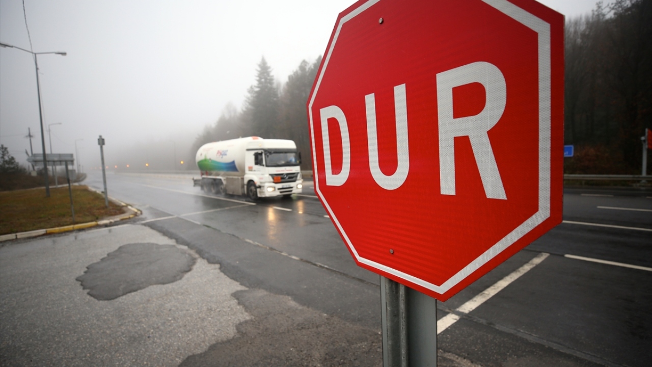 Kara yolunun Bolu kesiminde de Elmalık, Seymenler, Abant Kavşağı ve Yumrukaya mevkisinde sağanak ile sis etkili oluyor. 