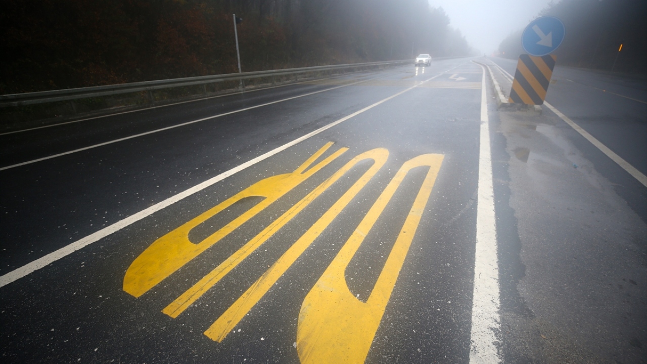 Sis nedeniyle görüş mesafesinin düşmesi sonucu sürücüler yolda güçlükle ilerliyor. 