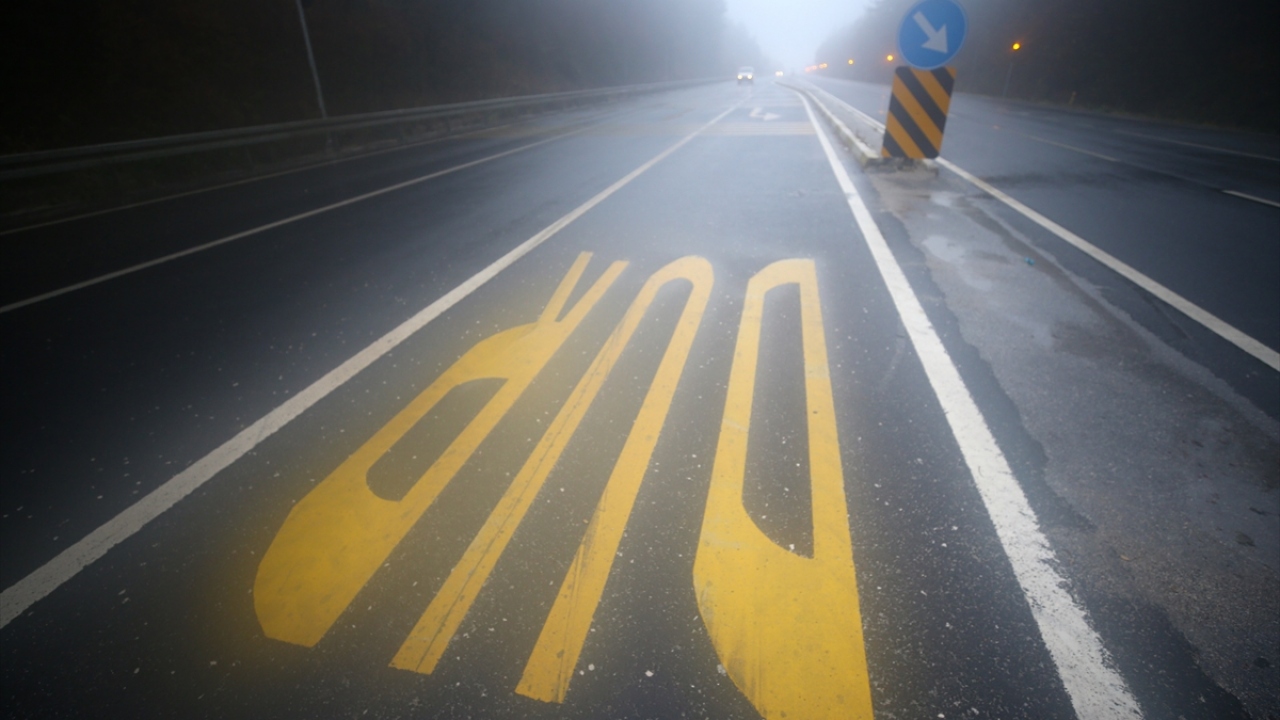 Bölgede görev yapan polis ve Karayolları ekipleri, sürücüleri yakın takip ve aşırı hız yapmamaları konusunda uyarıyor.