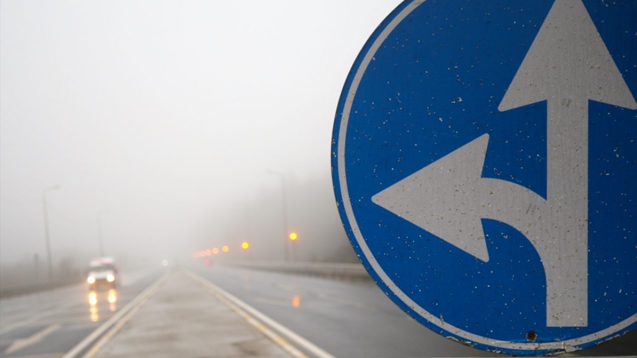 Öte yandan, Bolu kent merkezinde gece başlayan sağanak ve sis etkisini sürdürüyor.