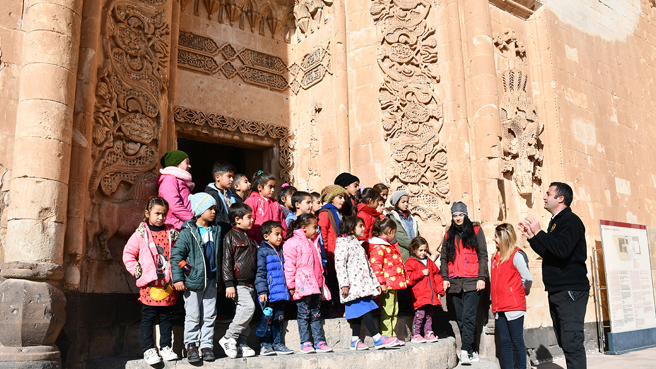 Doğubayazıt Gençlik Merkezi, ilçe merkezine uzak olması nedeniyle köylerinden çıkıp gezme fırsatı bulamayan çocuklar için çalışma yaptı.