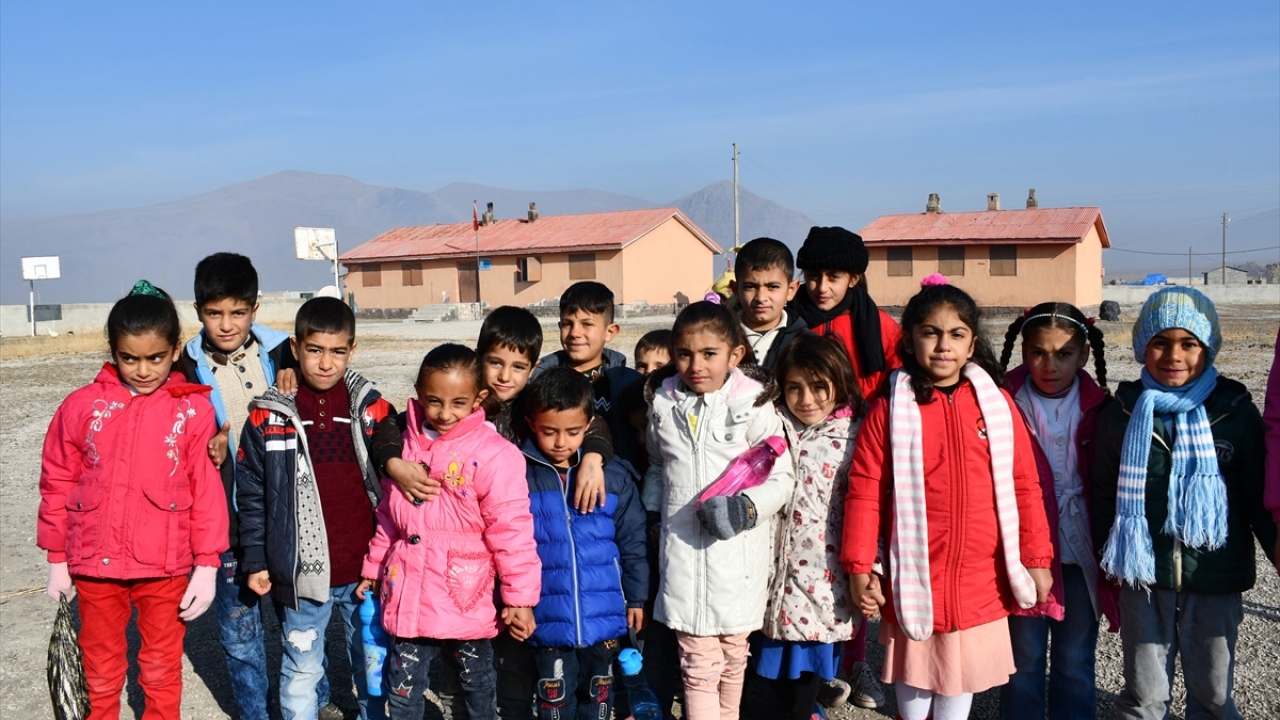 Ağrı Dağı eteğindeki Bozkurt köyüne giden genç gönüllüler, köy okulunda ve kapı kapı dolaştıkları evlerde, projenin kriterlerine uygun çocukları belirledi.