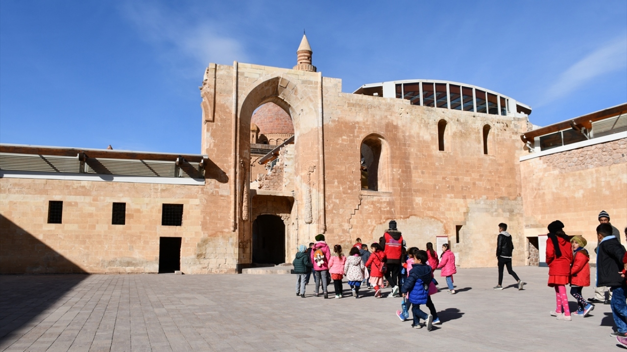 Köy okulunun bahçesinde toplanan 40 çocuk, daha sonra gençlik liderleri ve öğretmenler eşliğinde gezilerinin ilk durağı olan İshak Paşa Sarayı`na götürüldü.