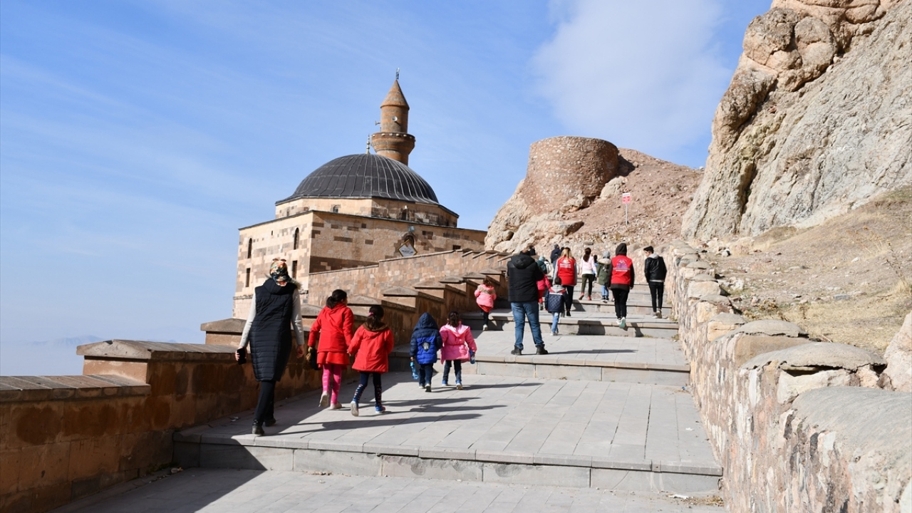 İshak Paşa Sarayı`nı ilk kez gördüler 