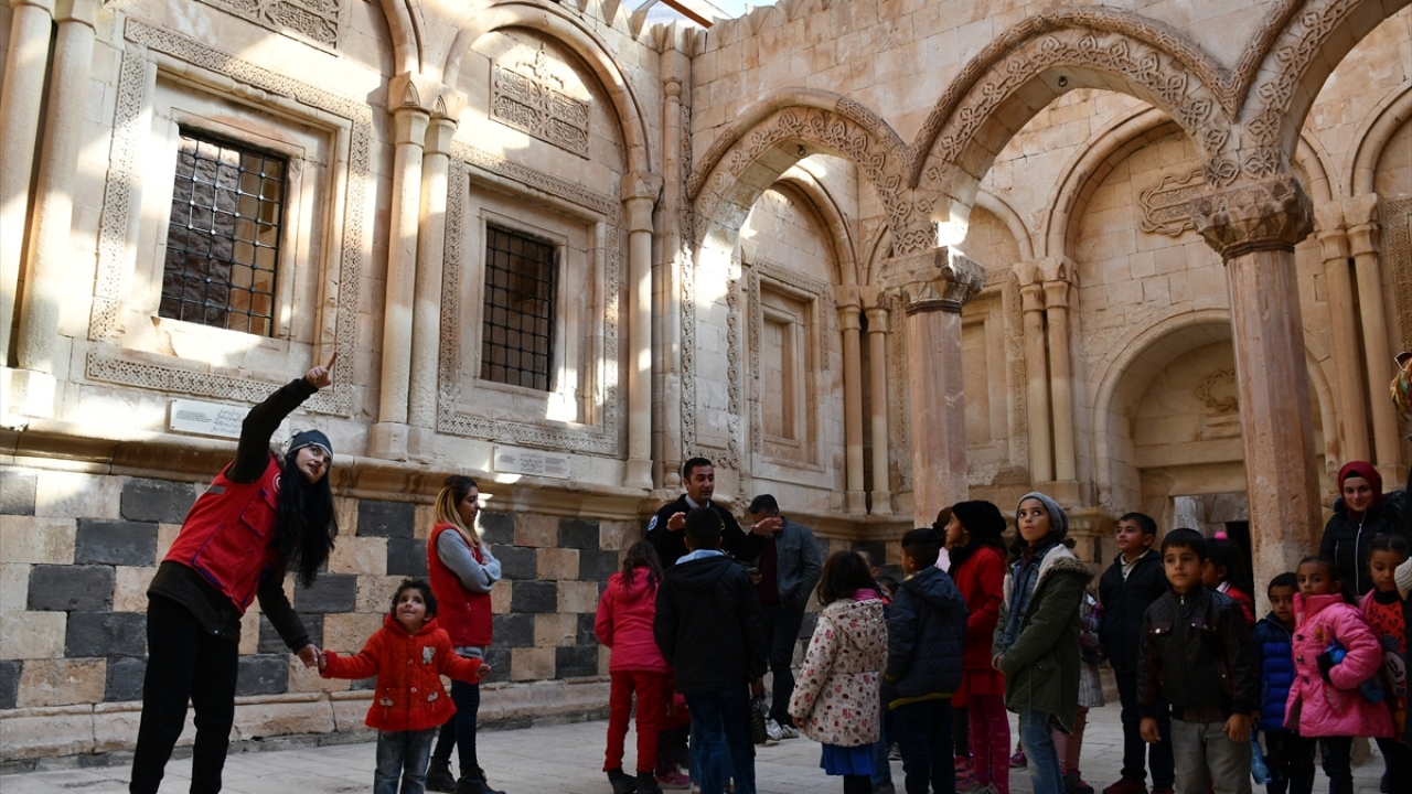 `Medeniyetler Beşiği` olarak nitelendirilen tarihi bölgede Ahmed-i Hani Türbesi, Urartu Kalesi ve Eski Bayezit Camisi`ni de gezen çocuklar, ilçe merkezindeki yemeğin ardından merkezde düzenlenen eğlenceli aktivitelere katıldı.