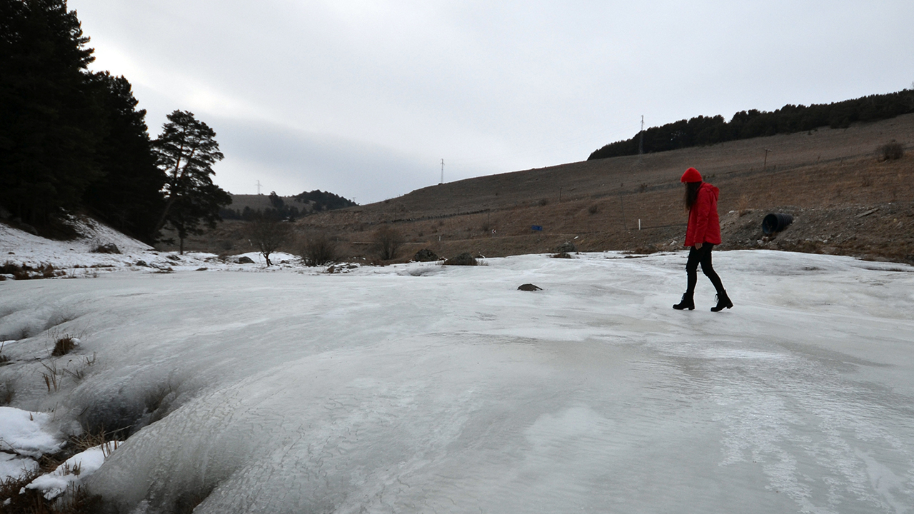 İlçe merkezine 5 kilometre uzaklıktaki Acısu mevkisindeki dere de soğuklar dolayısıyla tamamen dondu.