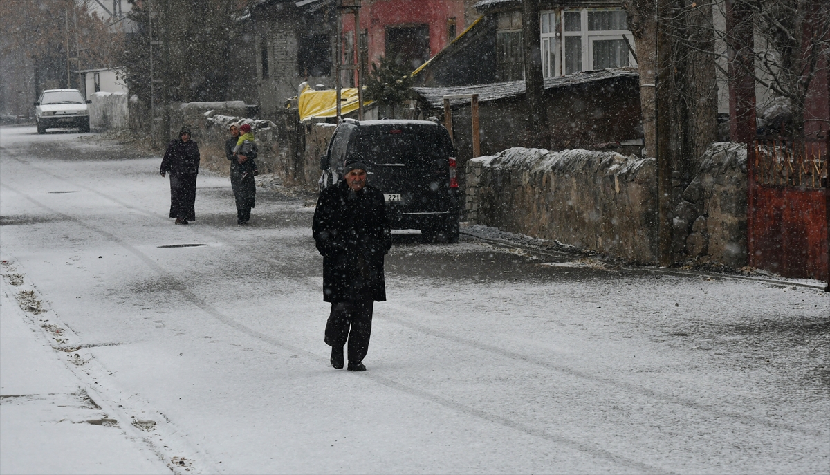 Buzla kaplanan ve travertenleri andıran dere güzel görüntüler oluşturdu.