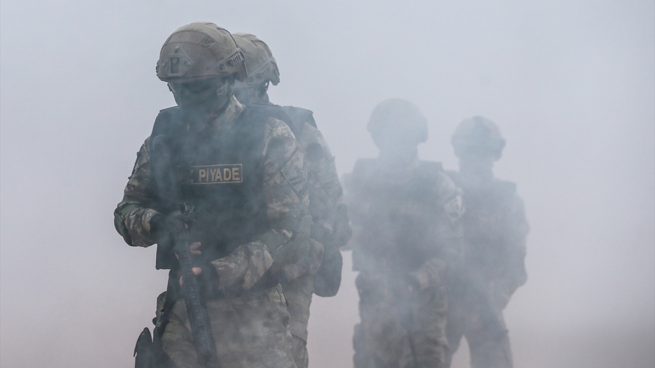 Amfi timleri, uzun mesafedeki küçük hedeflerini belirlenen noktalardan tam isabet vurdu.