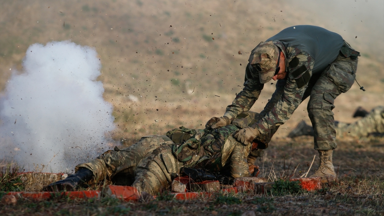 Eğitim kapsamında amfibi deniz piyadeleri muharebe sahasının canlandırıldığı düşman arazisine sızma operasyonu gerçekleştiriyor.