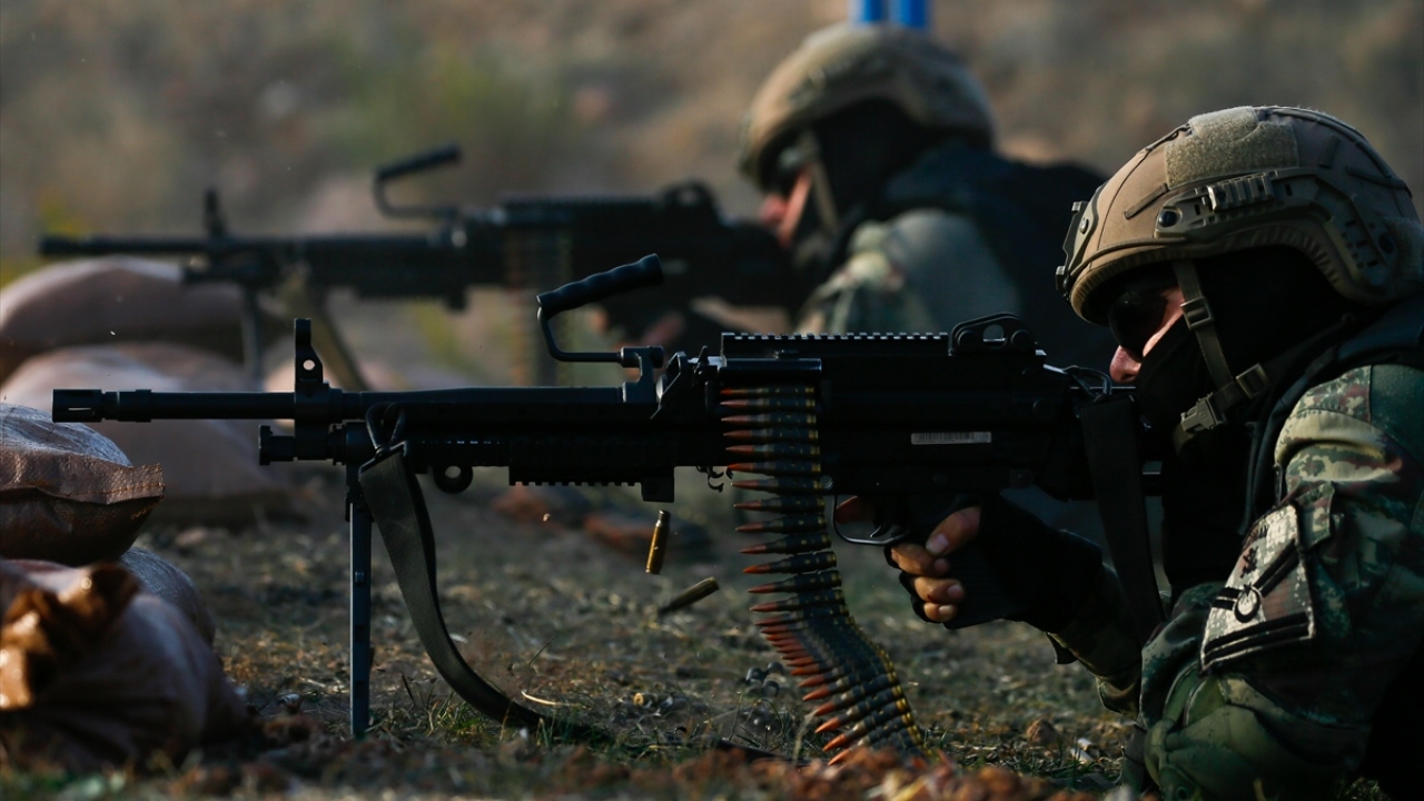 Eğitim kapsamında amfibi deniz piyadeleri gerçek mühimmatlar ile fiili atış eğitimleri gerçekleştiriyor.