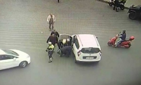 Dili boğazına kaçan sürücünün hayatını polis kurtardı