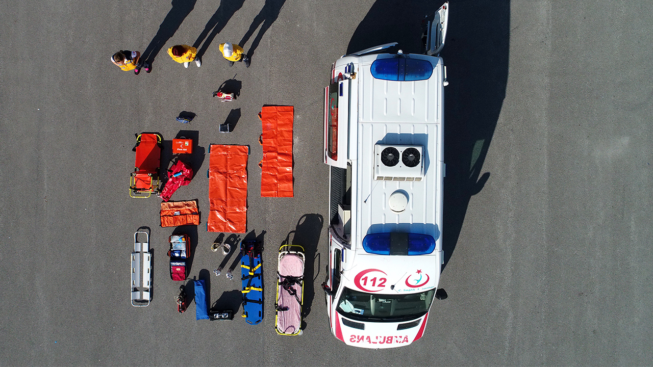 Eskişehir ile çevre illerdeki olaylara müdahalelerde bulunan 112 Acil Servis görevlileri, araçları ve kullandıkları malzemeleri sergiledi.