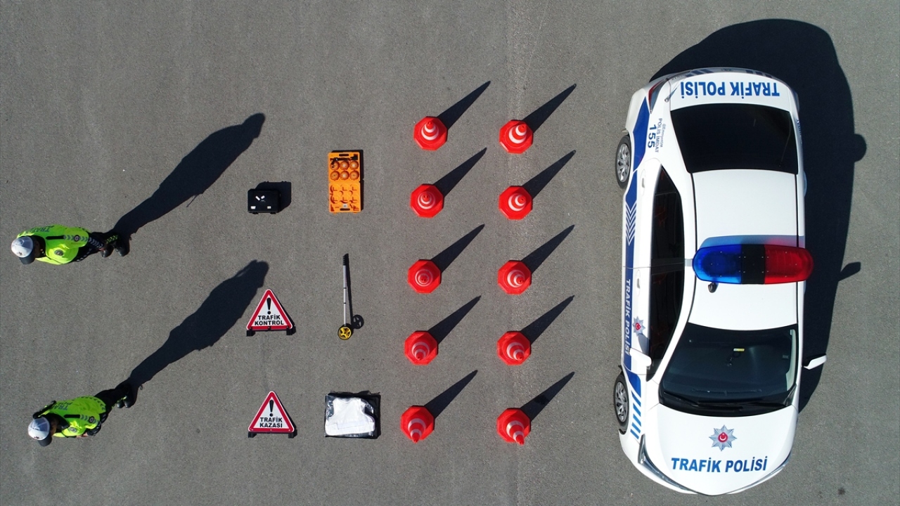 Eskişehir ile çevre illerdeki olaylara müdahalelerde bulunan trafik görevlileri, araçları ve kullandıkları malzemeleri sergiledi.
