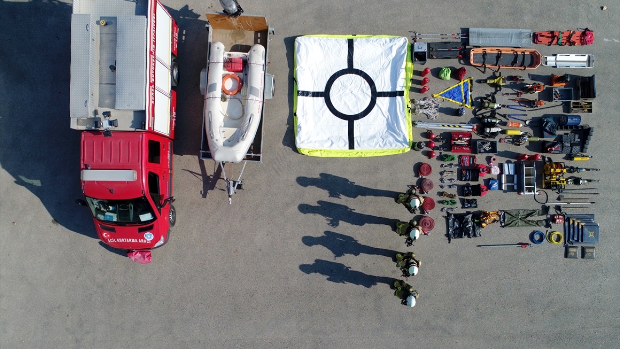 Bursa ile çevre illerdeki olaylara müdahalelerde bulunan itfaiye görevlileri, araçları ve kullandıkları malzemeleri sergiledi.