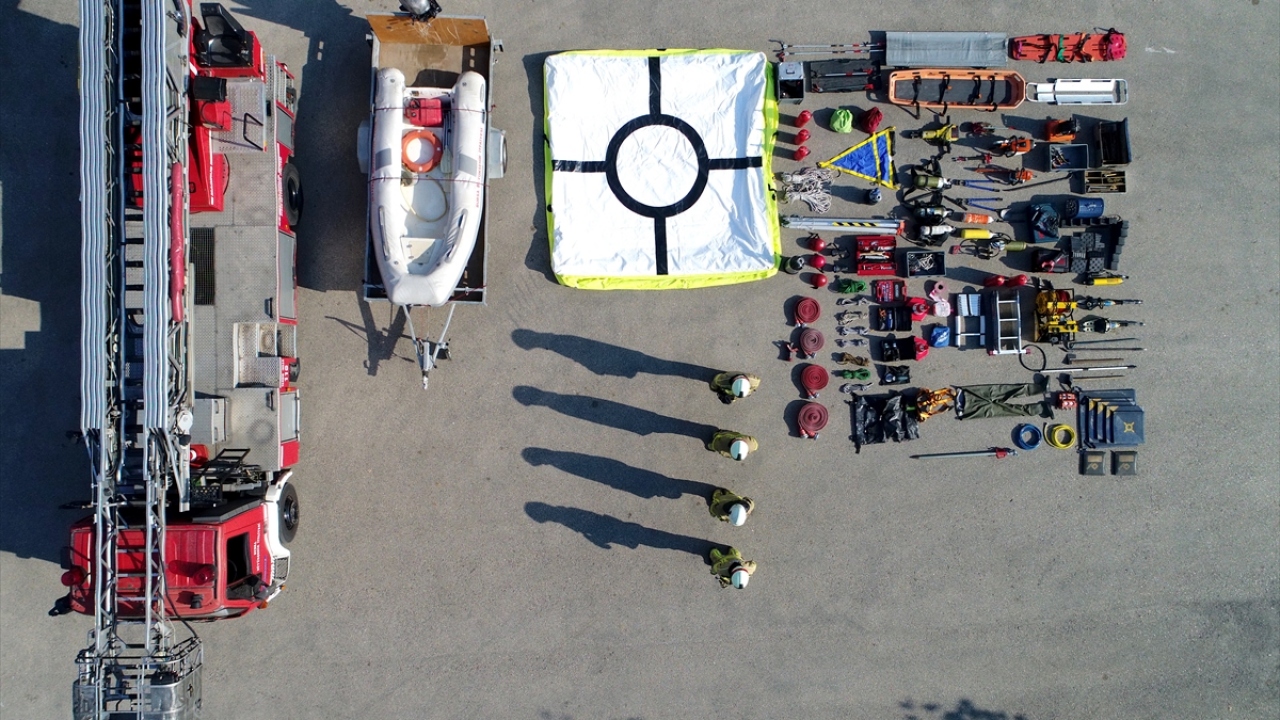 Bursa ile çevre illerdeki olaylara müdahalelerde bulunan itfaiye görevlileri, araçları ve kullandıkları malzemeleri sergiledi.