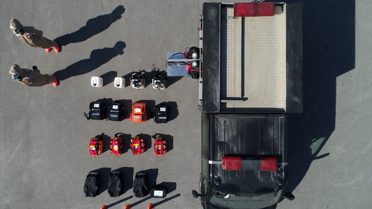 Eskişehir ile çevre illerdeki olaylara müdahalelerde bulunan AFAD görevlileri, araçları ve kullandıkları malzemeleri sergiledi.