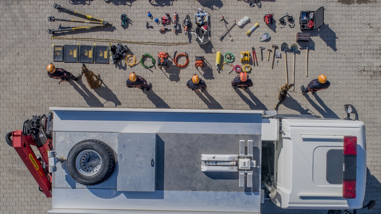 Diyarbakır ile çevre illerdeki olaylara müdahalelerde bulunan AFAD görevlileri, araçları ve kullandıkları malzemeleri sergiledi.