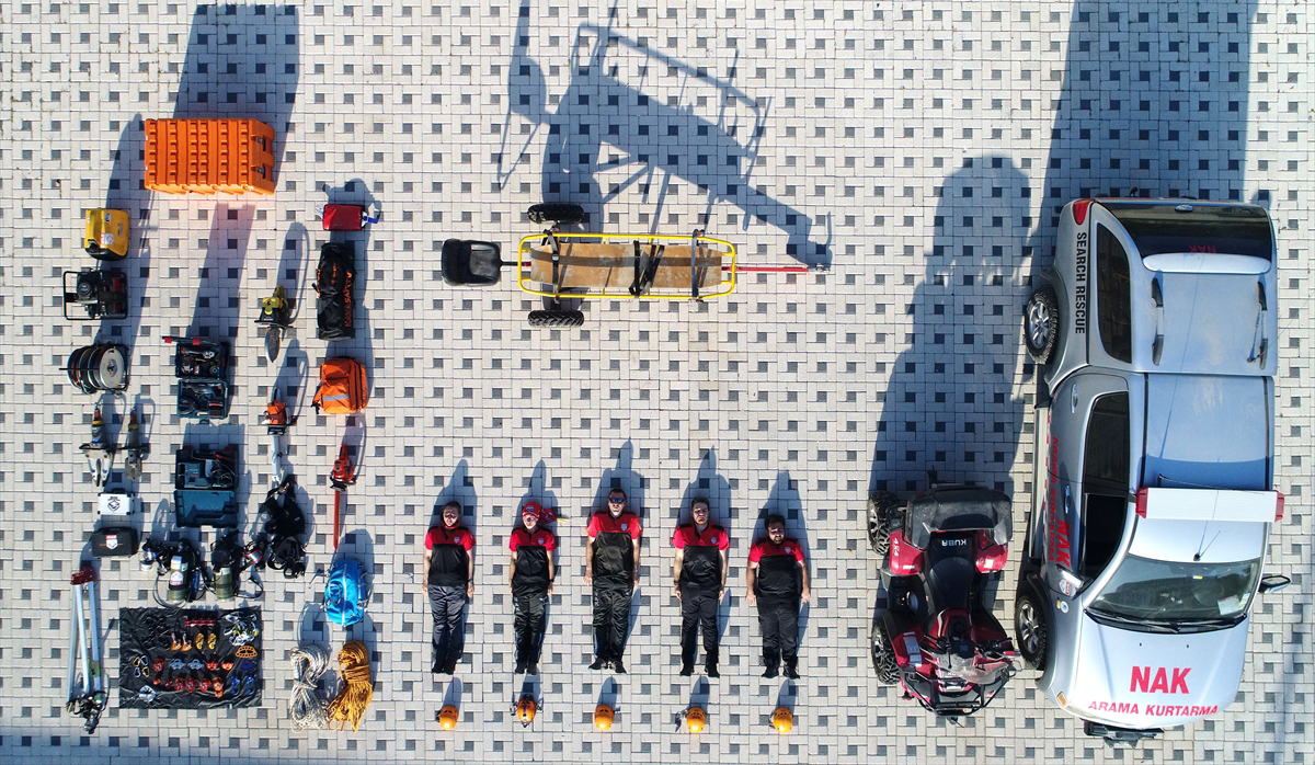 Bursa ile çevre illerdeki olaylara müdahalelerde bulunan NAK Arama Kurtarma görevlileri, araçları ve kullandıkları malzemeleri sergiledi.