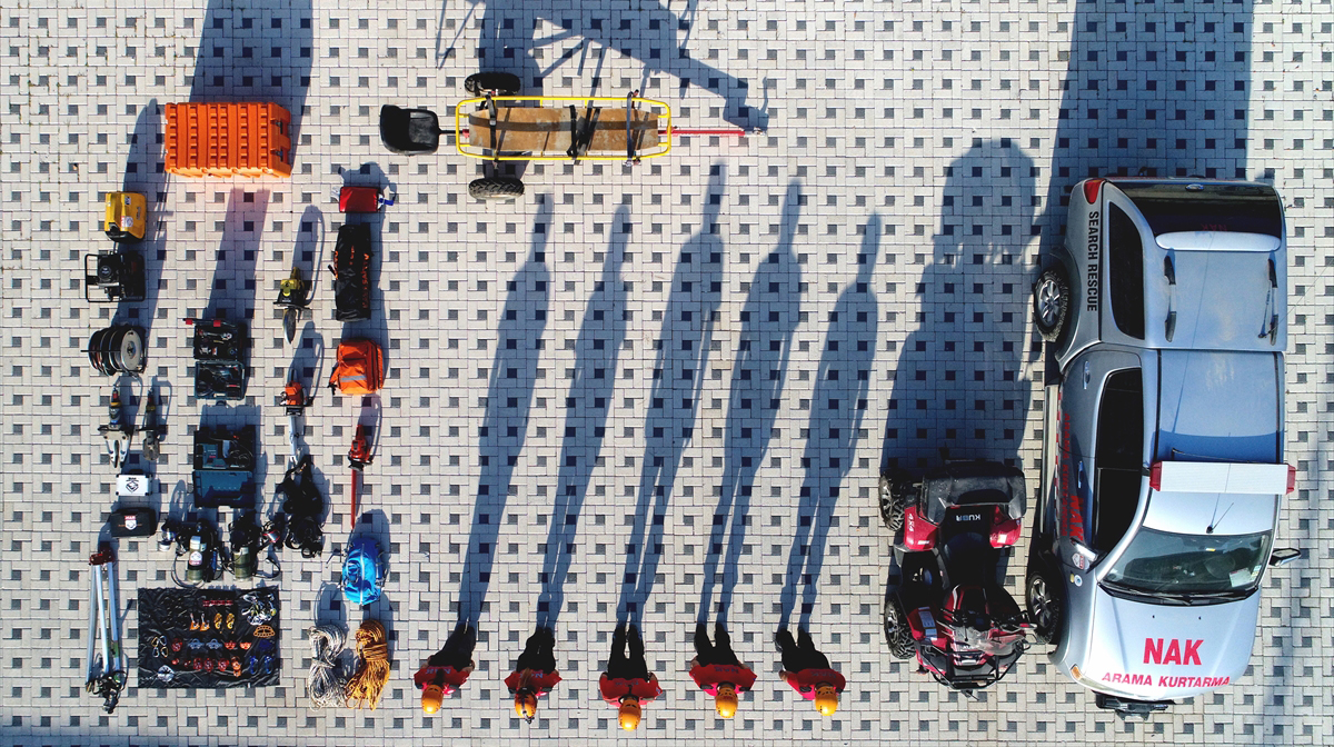 Bursa ile çevre illerdeki olaylara müdahalelerde bulunan NAK Arama Kurtarma görevlileri, araçları ve kullandıkları malzemeleri sergiledi.