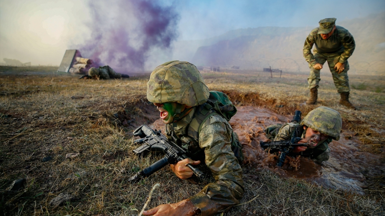 Stres altındayken bile hedefleri 12`den vurmayı başaran "timsahlar", helikopterden karadaki hedefi keskin nişancı atışıyla isabetle vurdu.