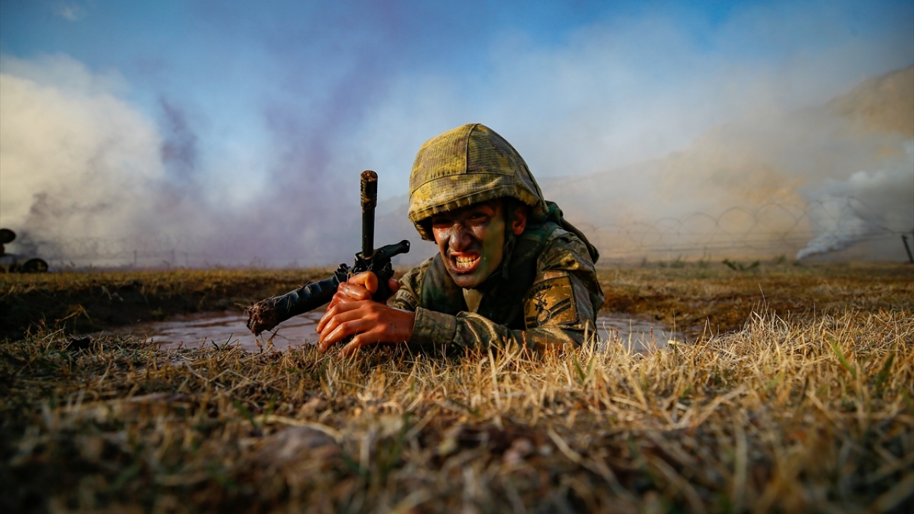 Ateşli silahlarını eğitim alanında ustalıkla kullanan amfibi timleri, gerçekleştirdikleri meskun mahal operasyonunda senaryo gereği içerisinde terör hedeflerinin bulunduğu binaya hızlıca ulaştı.