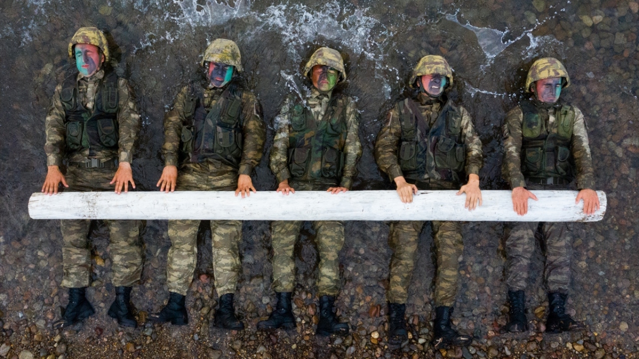 Güne sporla başlayan amfibi deniz piyadeleri, eğitimlerini özel eğitim alanları ve denizde sürdürüyor.