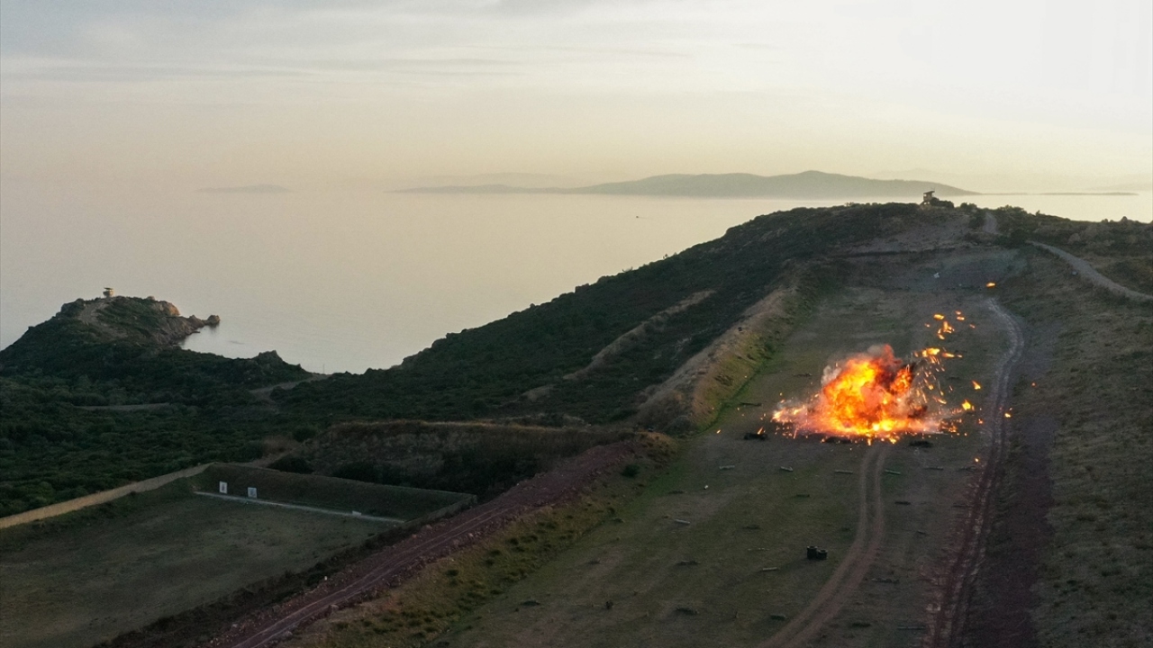 Amfibi Deniz Piyade Tugay Komutanlığında görevli amfibi deniz piyadeleri, birliğe katıldıkları andan itibaren, fiziki ve askeri yönden üstün standartlara ulaşmaları için çeşitli alanlarda özel eğitim alıyor.