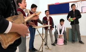 Tahta ve kovadan yaptıkları enstrümanlarla konser veriyorlar