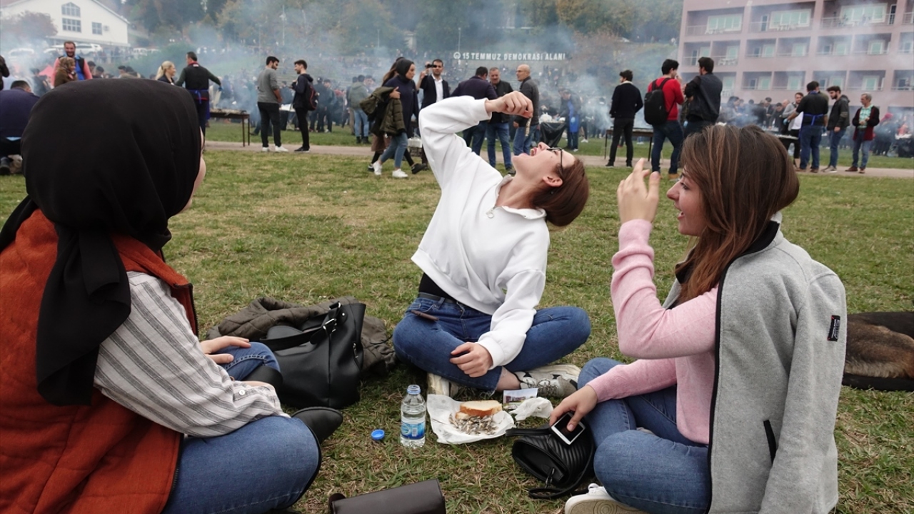 Yaklaşık 150 görevli tarafından hazırlanan 3 ton hamsi, ızgara yapılarak ekmek, soğan, helva ve mandalina ile ikram edildi.