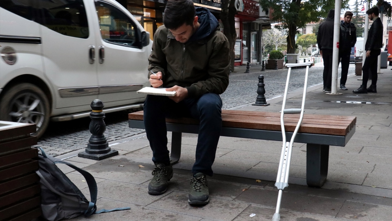 Gruplara ayrılan öğrencilerin bazıları tekerlekli sandalye, bazıları da koltuk değneği kullanarak gezmeye çalıştı. Bir grup ise etkinliği gözlerini kapatarak gerçekleştirdi.  