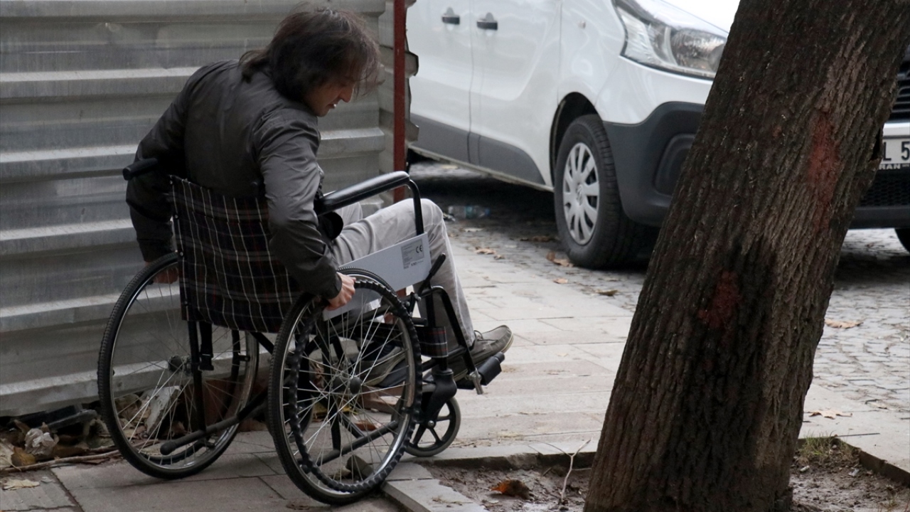 Tekerlekli sandalye ile giden öğrencilerin karşısına kaldırımda çöp konteynırı, inşaat malzemeleri, ağaç gibi engeller çıktı.