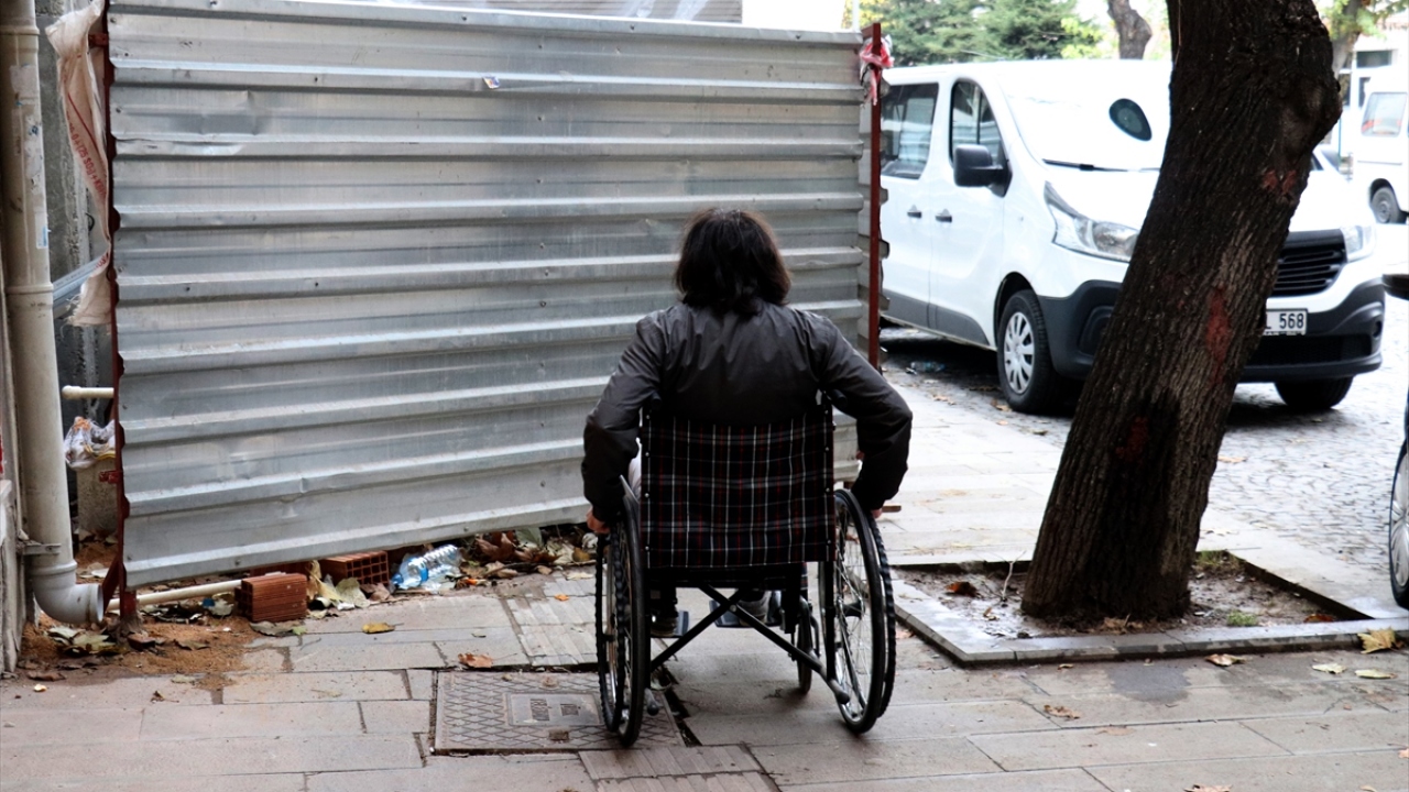Diğer taraftan bazı işletmelerde bulunan engelli rampalarından tekerlekli sandalyenin geçemediği, bazılarında ise kişinin başka birinin yardımı olmadan ilerleyemediği gözlendi.