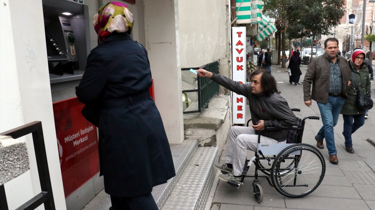 Öğrenciler gördükleri eksikliklerin fotoğrafını çekti.